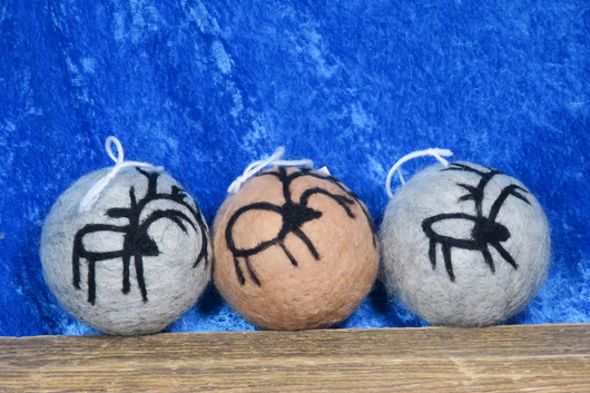 Kuusenkoriste poro huopapallo, ruskea