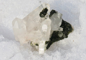 Vuorikidesykerö jossa epidoottikiteitä, keräilykivi 40g