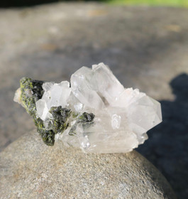 Vuorikidesykerö jossa epidoottikiteitä, keräilykivi 40g