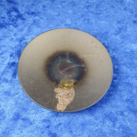 Magneetti vaskooli ja hiekassa näkyy kullan kimallusta