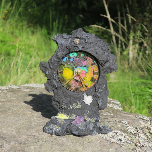 Pöytäkello laavakivi 23cm, värikäs keskusta ja kivikoristelut