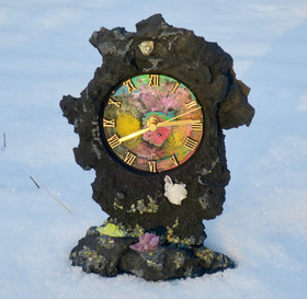 Pöytäkello laavakivi 23cm, värikäs keskusta ja kivikoristelut