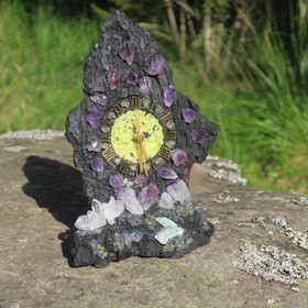 Pöytäkello laavakivi 21cm jossa kivikoristelut. 