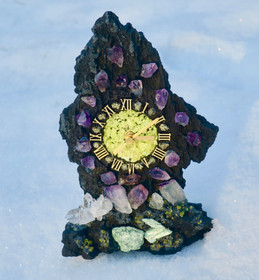 Pöytäkello laavakivi 21cm jossa kivikoristelut. 