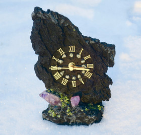 Pöytäkello laavakivi 19cm jossa kivikoristelut