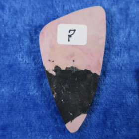 Kapussi rodoniitti kolmikulmainen cabochon nro7