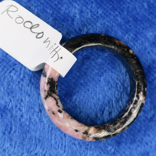 Kivisormus 17mm rodoniitti  leveys 6mm