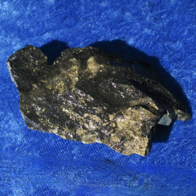 Mustaliuske, pyriittikiteitä 33g Suomi Hi180c