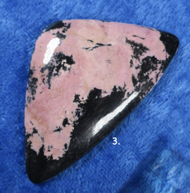 Kapussi rodoniitti kolmikulmainen iso cabochon nro3