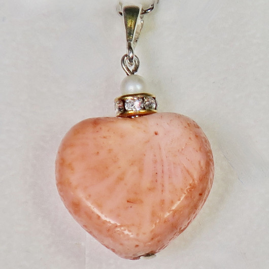 Riipus korallisydän ja helmi, zirkonikoristein