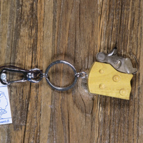 Avaimenperä hiiri makaa juuston päällä, puuta