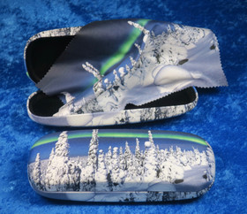 Silmälasikotelo kova ja 18x15cm puhdistusliina. Lunta ja revontulia