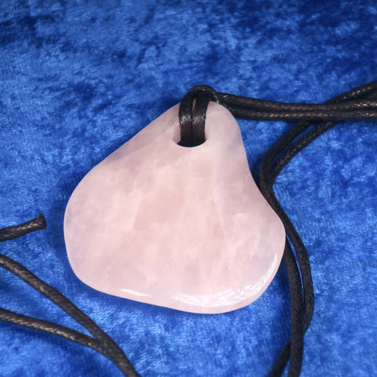 Riipus ruusukvartsi kookas litteä porattu