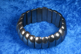 Rannekoru hematiitti 25mm leveä puolikuu. Hilda