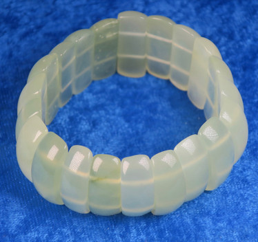 Rannekoru Jade  25mm leveä puolikuu joustavassa silikoninauhassa.