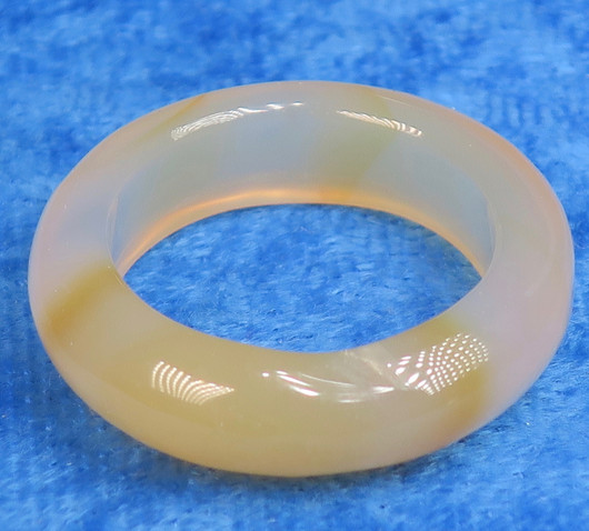 Akaattisormus 19.5mm kellertävä kivisormus leveys 6mm