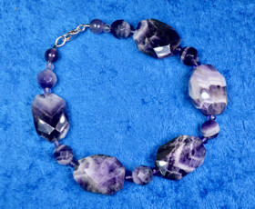 Rannekoru ametistikvartsi viistehiottu. DULA