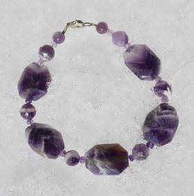 Rannekoru ametistikvartsi viistehiottu. DULA