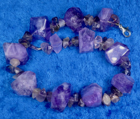 Rannekoru ametisti viistehiottu. BIRRA