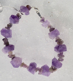 Rannekoru ametisti viistehiottu. BIRRA