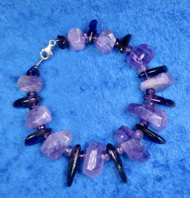 Rannekoru ametisti viistehiottu ja pitkä sipsi. ISA