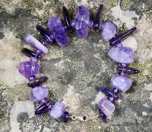 Rannekoru ametisti viistehiottu ja pitkä sipsi. ISA