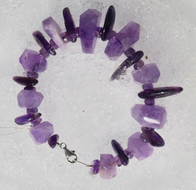 Rannekoru ametisti viistehiottu ja pitkä sipsi. ISA