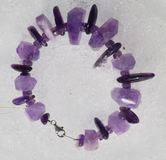 Rannekoru ametisti viistehiottu ja pitkä sipsi. ISA