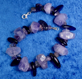 Rannekoru ametisti vaalea viistehiottu ja tumma rumpuhiottu 19cm AIRE