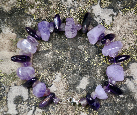 Rannekoru ametisti vaalea viistehiottu ja tumma rumpuhiottu 19cm AIRE