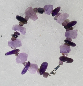 Rannekoru ametisti vaalea viistehiottu ja tumma rumpuhiottu 19cm AIRE