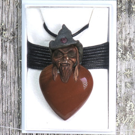 Riipus punainen jaspis piksihahmo pisara, rubiini hatussaan JAPI6