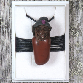 Riipus punainen jaspis piksihahmo, rubiini hatussaan. JAPI4