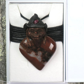 Riipus jaspisbreksia piksihahmo sydän, rubiini hatussaan JAPI9