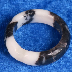 Kivisormus seeprajaspis mustavalkoinen, leveys 6mm, koko 17mm