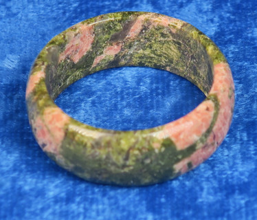 Kivisormus unakiitti 24mm leveys 10mm punavihreä