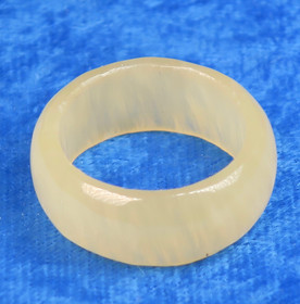 Kivisormus 20mm keltainen kalsiitti leveys 10mm