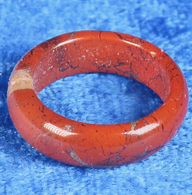 Kivisormus 16mm punainen jaspisbreksia leveys 6mm