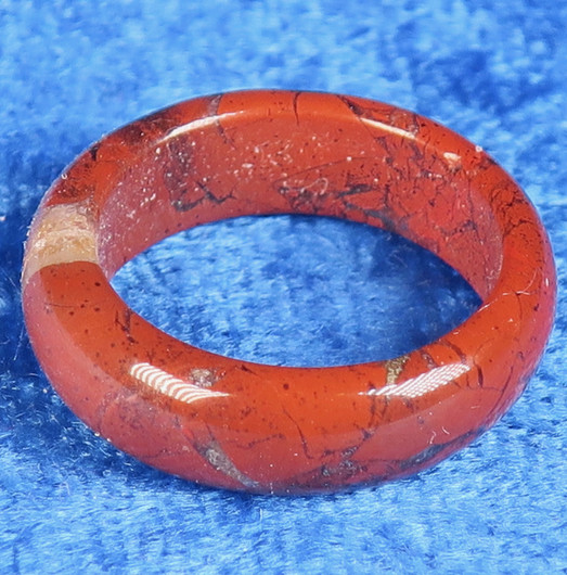 Kivisormus 16mm punainen jaspisbreksia leveys 6mm
