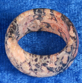 Kivisormus leopardijaspis leveys 10mm valitse koko
