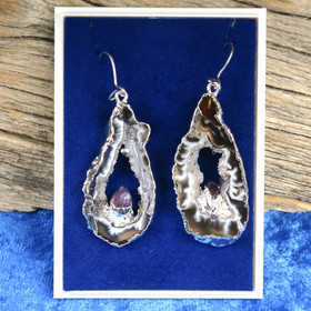 Korvakorut akaattigeodin siivu, jonka keskellä ametistikide nro4