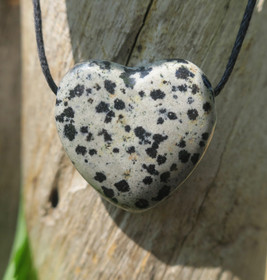 Kaulakoru dalmatianjaspis sydän 25mm porattu riipus 