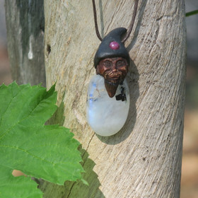 Riipus kuukivi piksihahmo rubiini hatussaan