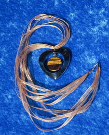 Riipus hematiittisydän keskellä tiikerinsilmä 42cm nauhassa hopealukko