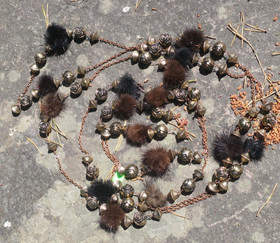 Helmet shamaanityyliset 300cm pitkät helmet minkinkarvatupsuilla