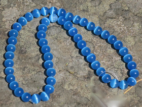 Helmet taivaansininset kissansilmälasihelmet 8mm 40cm silikoninauhassa