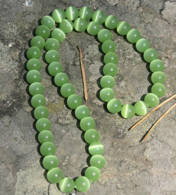 Helmet vaaleanvihreät kissansilmälasihelmet 8mm 40cm silikoninauhassa