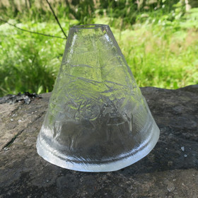 Tuikkukynttilän päälle  porokuvioinen lasinen kota 