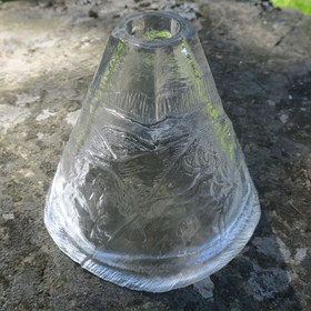 Tuikkukynttilän päälle  porokuvioinen lasinen kota 