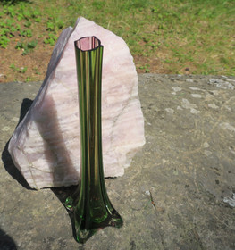 Vaasi vihreää ja violettia lasia,  yhtä ruusua varten